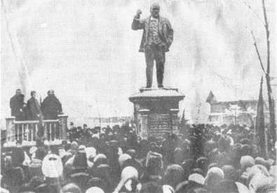 На снимке: 22 января 1924 года, открытие первого в мире памятника В. И. Ленину.